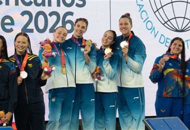 Delegación argentina de natación posando con la medalla de oro. 